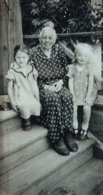 Мария Кик с внучкой Нелли и Ольгой Тиссен
