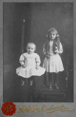 Вильгельм и Ида Кик
Отто, Ида и Вильгельм- дети Марии Брозе и Эмиля Кик. Младшие Ида и Вильгельм (на фото) были отданы на воспитание сестре Софии, которая их впоследствии усыновила/удочерила под фамилей Мут.  
