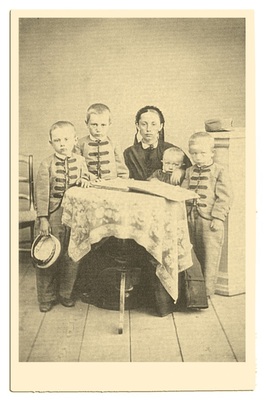 Elisabeth_Penner_Martens_und_Kinder_1881
