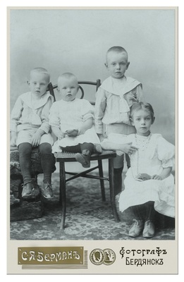 Katharina_Nick_Peter_Johann_Martens_Kinder_von_JJ_Mart_693783_und_1_frau
Дети Иванв ивановича Мартенс от первого брака.
