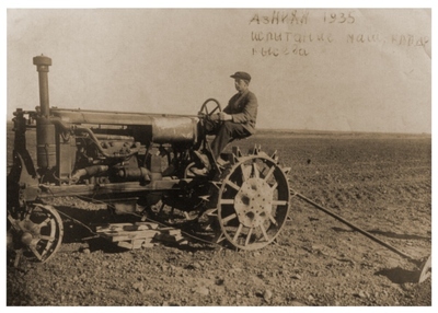 Дедушка на тракторе "Универсал"
