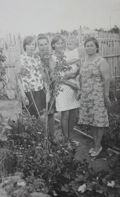 Село Песчаное: Ольга Тиссен, мама, ?? с братом, тетя Тася
