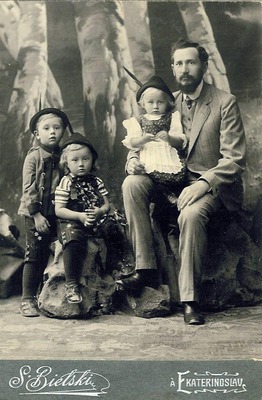 Dietrich_Thiessen_mit_Kinder 
