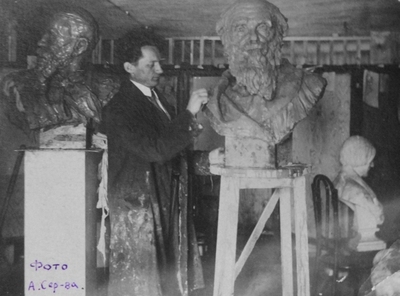 Виктор Тиссен в мастерской. Брат дедушки.
